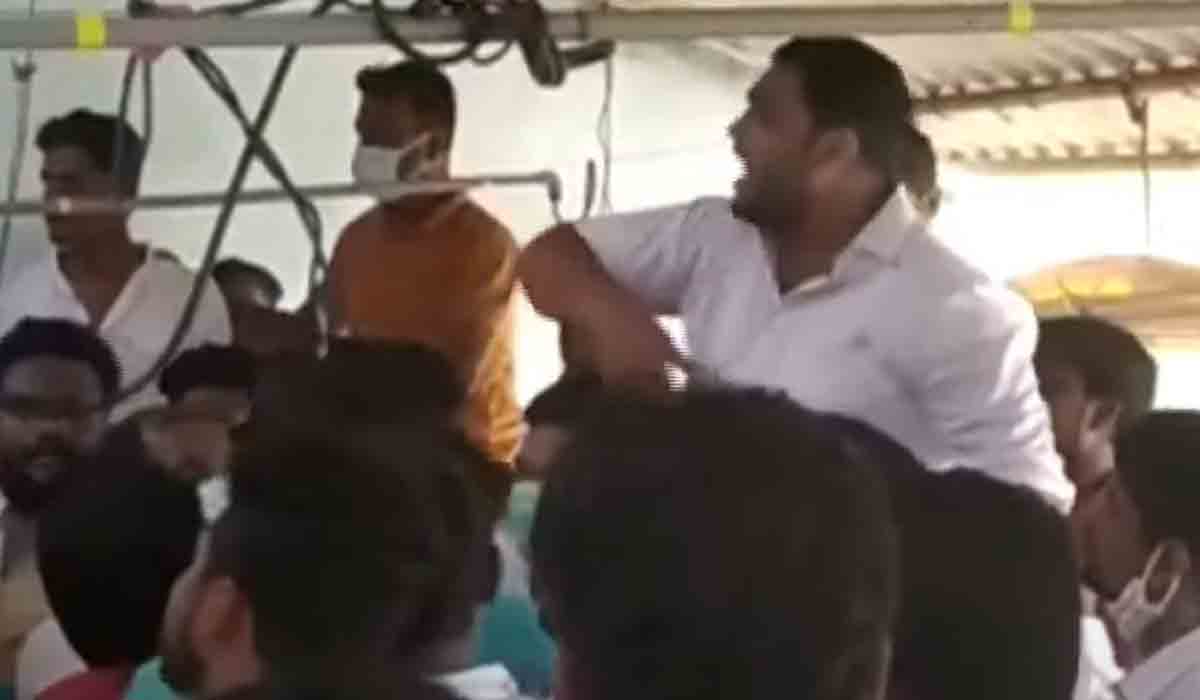 రంగారెడ్డి : కాంగ్రెస్ పార్టీ స‌మావేశంలో ర‌సాభాసా