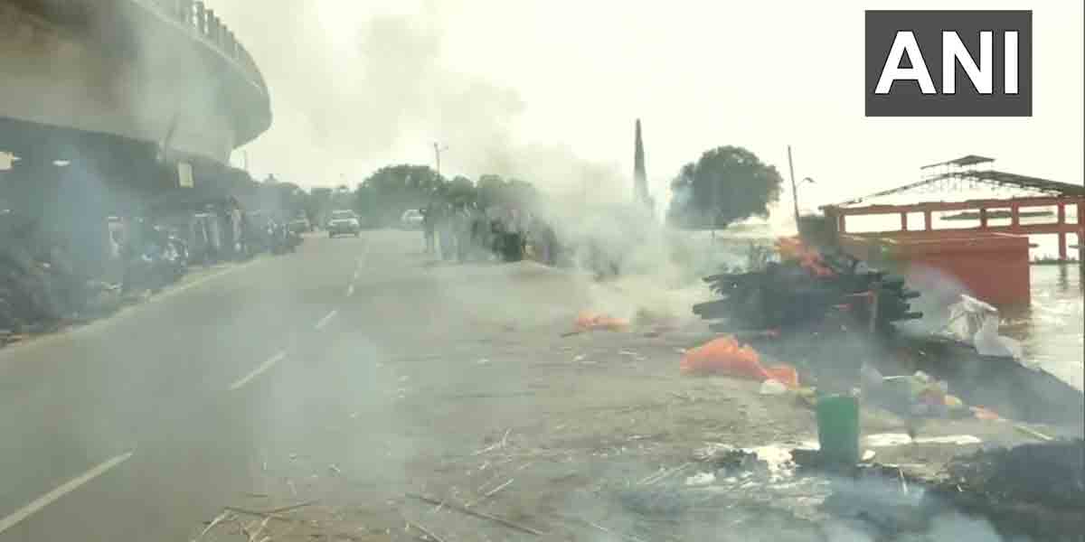 Cremation grounds: వ‌ర‌ద నీటిలో శ్మ‌శానాలు.. రోడ్ల‌పైనే ద‌హ‌న సంస్కారాలు..!
