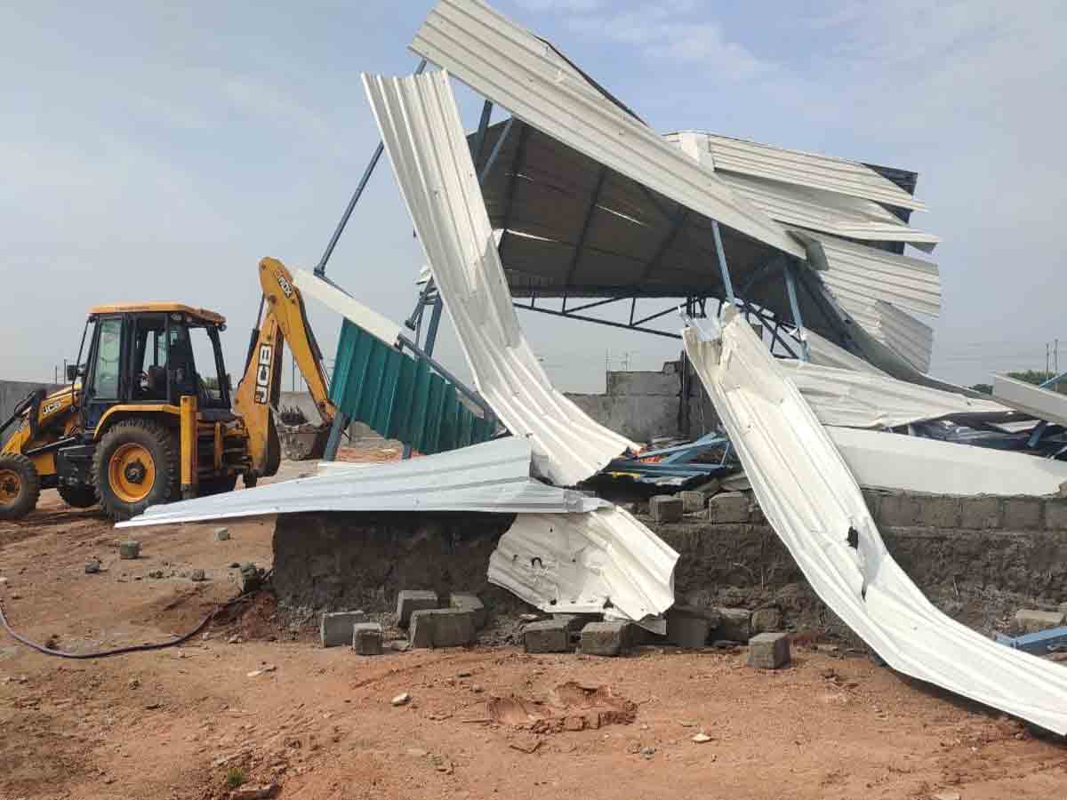 అక్రమ నిర్మాణాల కూల్చివేత…