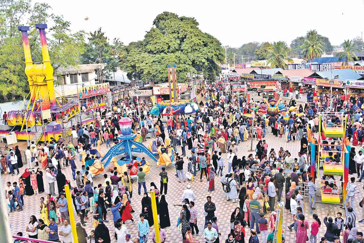 నగరం.. ఎగ్జిబిషన్లమయం..!