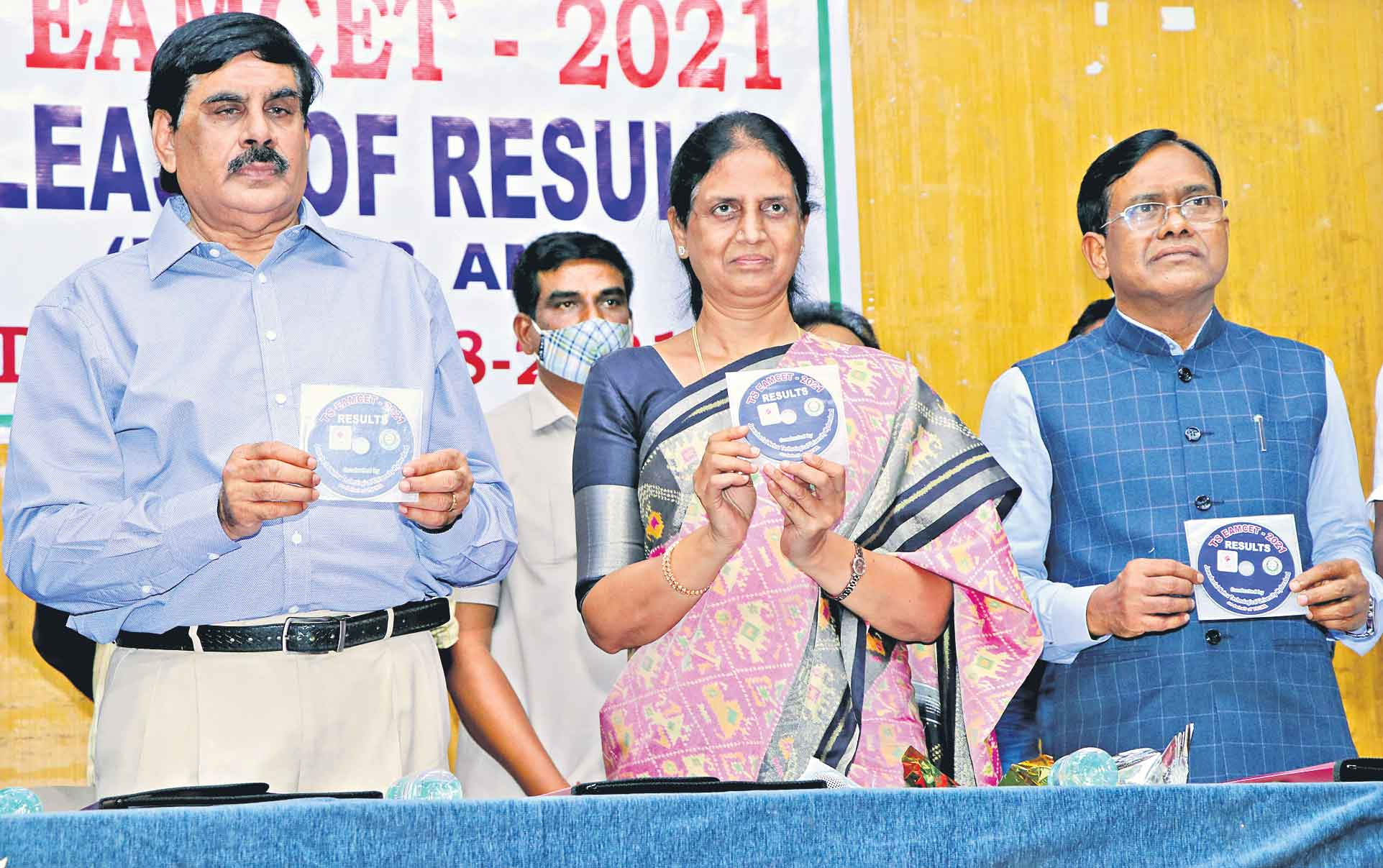 ర్యాంకుల్లో అబ్బాయిలు.. అర్హతలో అమ్మాయిలు