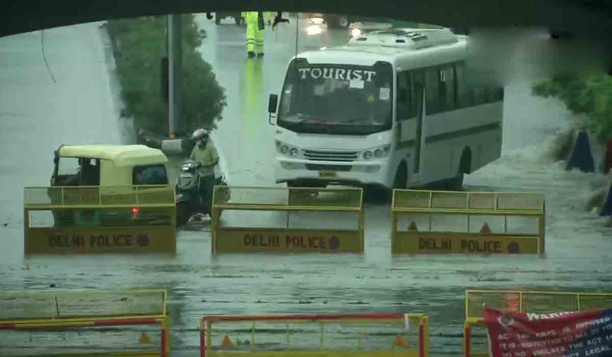 ఢిల్లీని ముంచెత్తిన భారీ వాన.. 3 గంటల్లో 73.2 సెం.మీ.