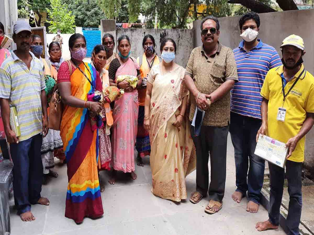 పారిశుధ్య కార్మికులకు దుస్తులు పంపిణీ…