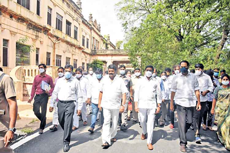 కొత్త దవాఖానలకు స్థల పరిశీలన