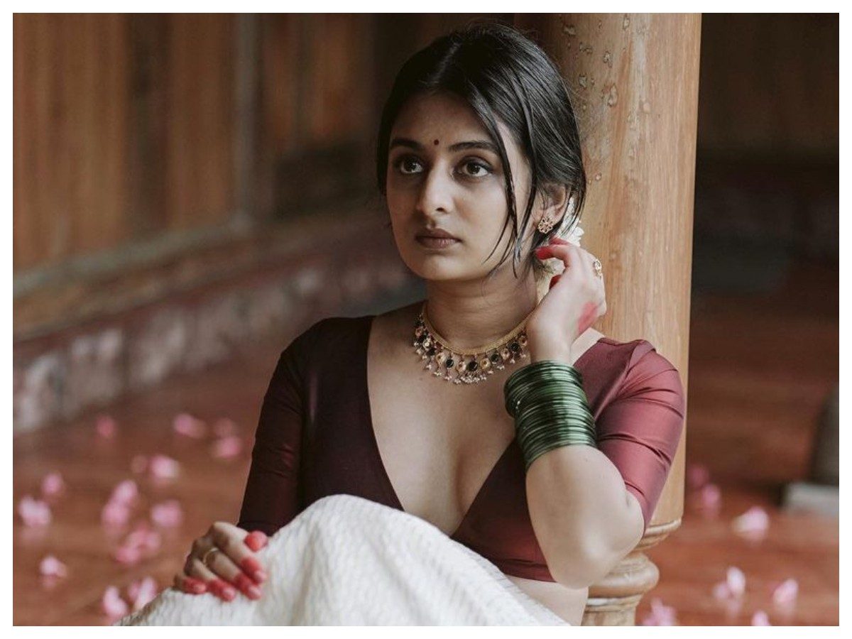 Esther Anil | చూపులతోనే మత్తెక్కిస్తోన్న ఎస్తర్ అనిల్..