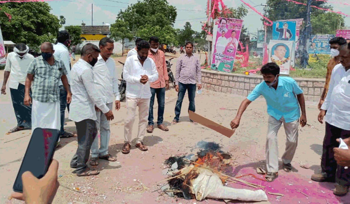 Huzurabad | ఇల్లంత‌కుంట‌లో ఈట‌ల దిష్టిబొమ్మ ద‌హ‌నం