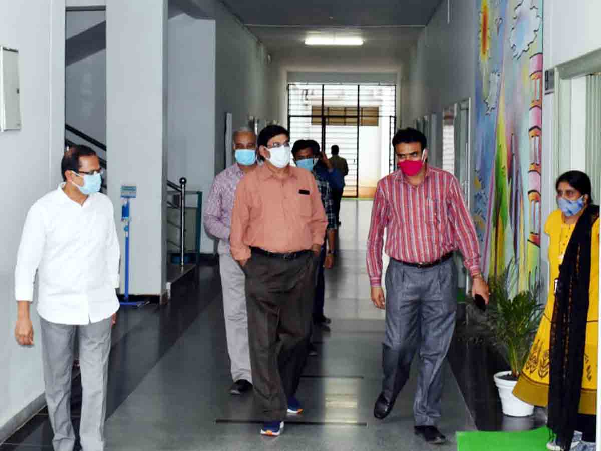 పరీక్ష కేంద్రాలను సందర్శించిన వైస్ చాన్స​లర్