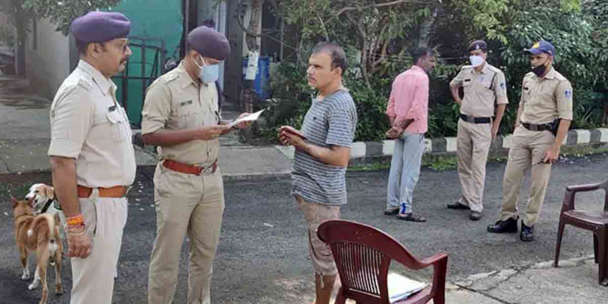 కొడుకూబిడ్డ గొంతులు కోసి, భార్య‌తో క‌లిసి విషం సేవించి.. ఓ సివిల్ ఇంజినీర్ ఘాతుకం..!