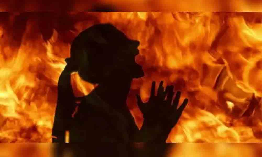 ఏపీలో దారుణం.. యువతిపై పెట్రోల్‌ పోసి నిప్పంటించిన యువకుడు