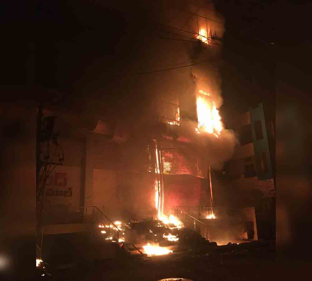 కోరుట్ల షాపింగ్ మాల్లో భారీ అగ్ని ప్రమాదం