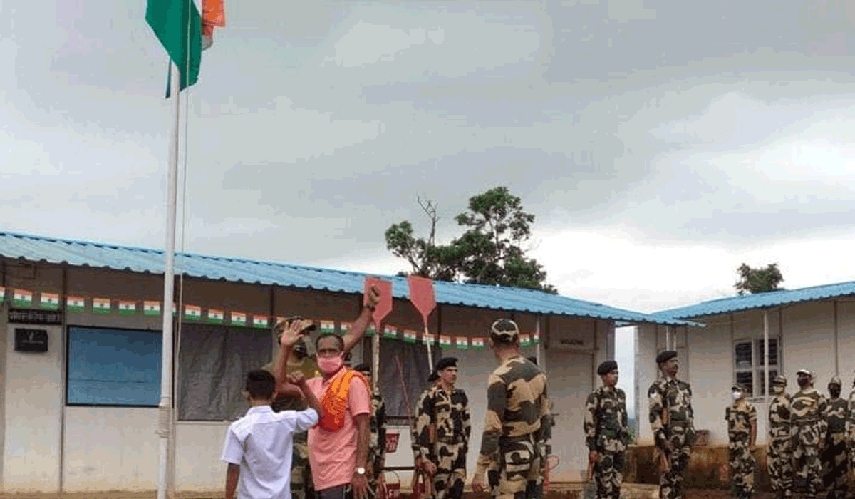 న‌క్స‌ల్స్ ప్రాంతంలో తొలిసారి ఎగిరిన మువ్వ‌న్నెల జెండా