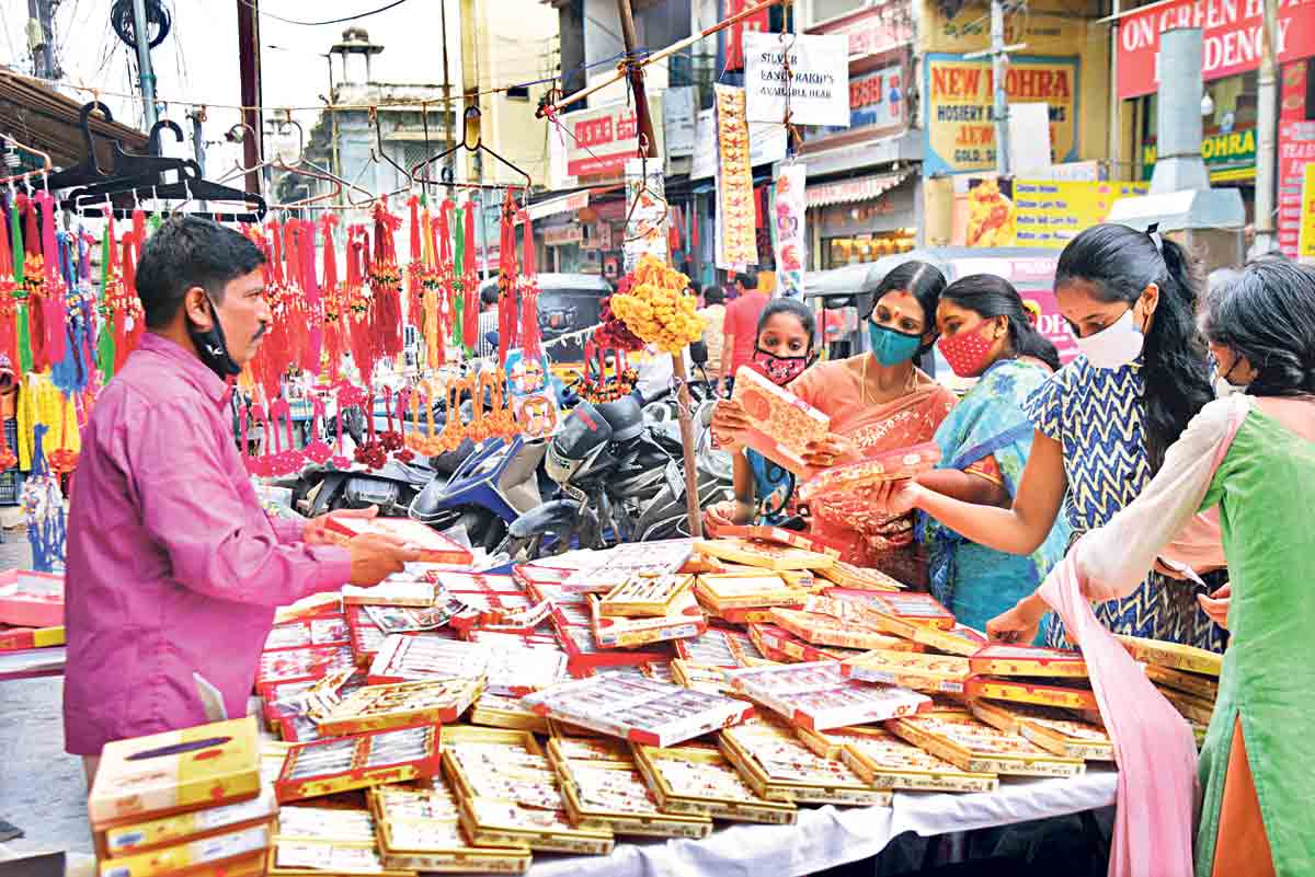 నగరంలో.. రాఖీ సందడి