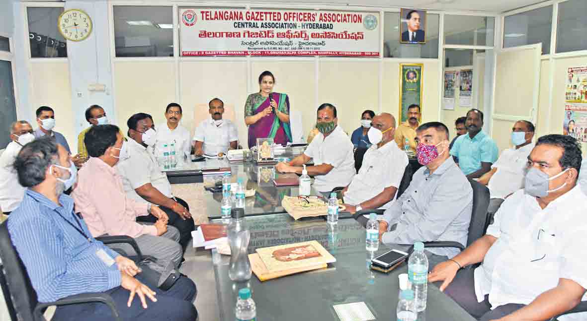 కొత్త జిల్లాలకు పోస్టులు మంజూరు చేయండి