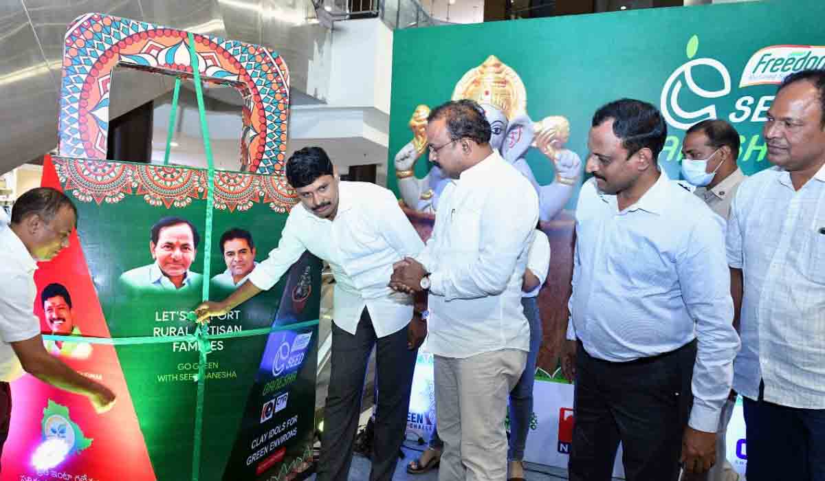 Seed Ganesh | విత్తన గణపతులను పంపిణీ చేసిన ఎంపీ సంతోష్ కుమార్