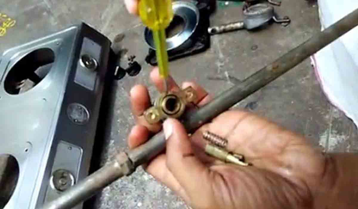 గ్యాస్ స్టౌవ్ రిపేర్ పేరిట ఎవ‌రైనా వ‌స్తున్నారా..? జ‌ర జాగ్ర‌త్త..