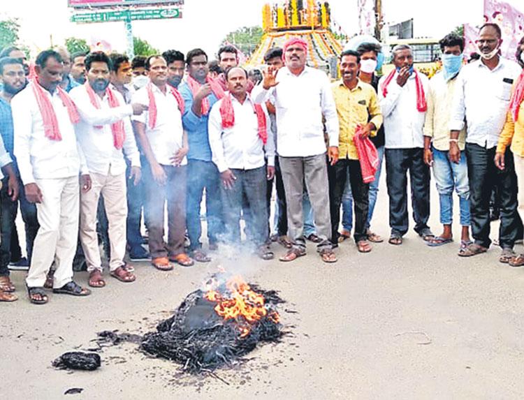 Huzurabad | బీసీలంటే బానిసలా? ఈట‌ల‌పై ఆగ్ర‌హ‌జ్వాల‌లు..
