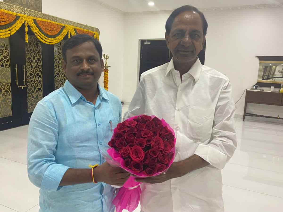 సీఎం కేసీఆర్‌ను కలిసి ఆశీర్వాదం తీసుకున్న గెల్లు శ్రీనివాస్‌ యాదవ్‌