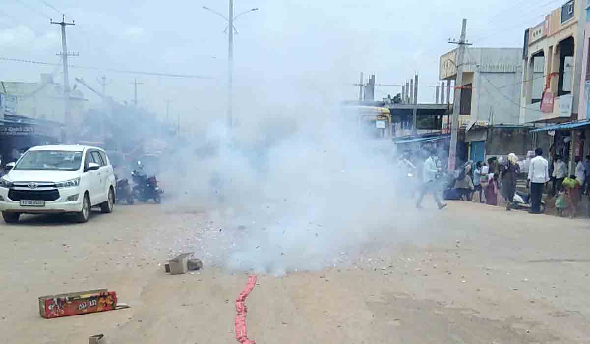 Huzurabad : ఉద్య‌మ నేత‌కే టికెట్.. హుజూరాబాద్‌లో టీఆర్ఎస్ సంబురాలు