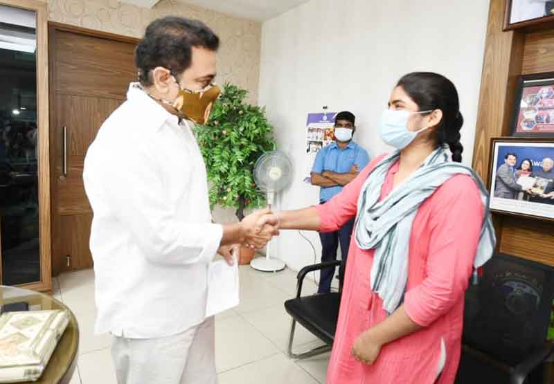 హరిప్రియ విద్యకు కేటీఆర్ సాయం