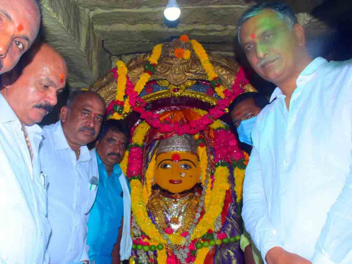 దుర్గమాత పూజలో పాల్గొన్న మంత్రి