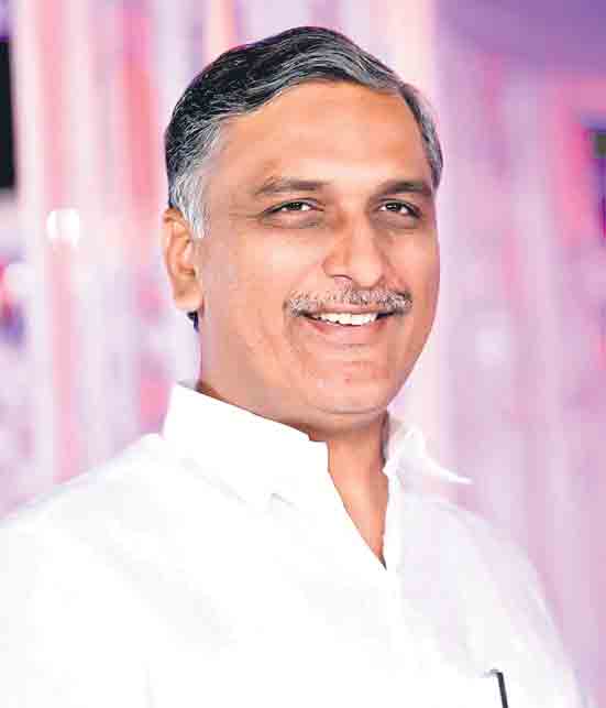 వర్షాలకు దెబ్బతిన్న ఇండ్లకు పరిహారం అందించిన మంత్రి