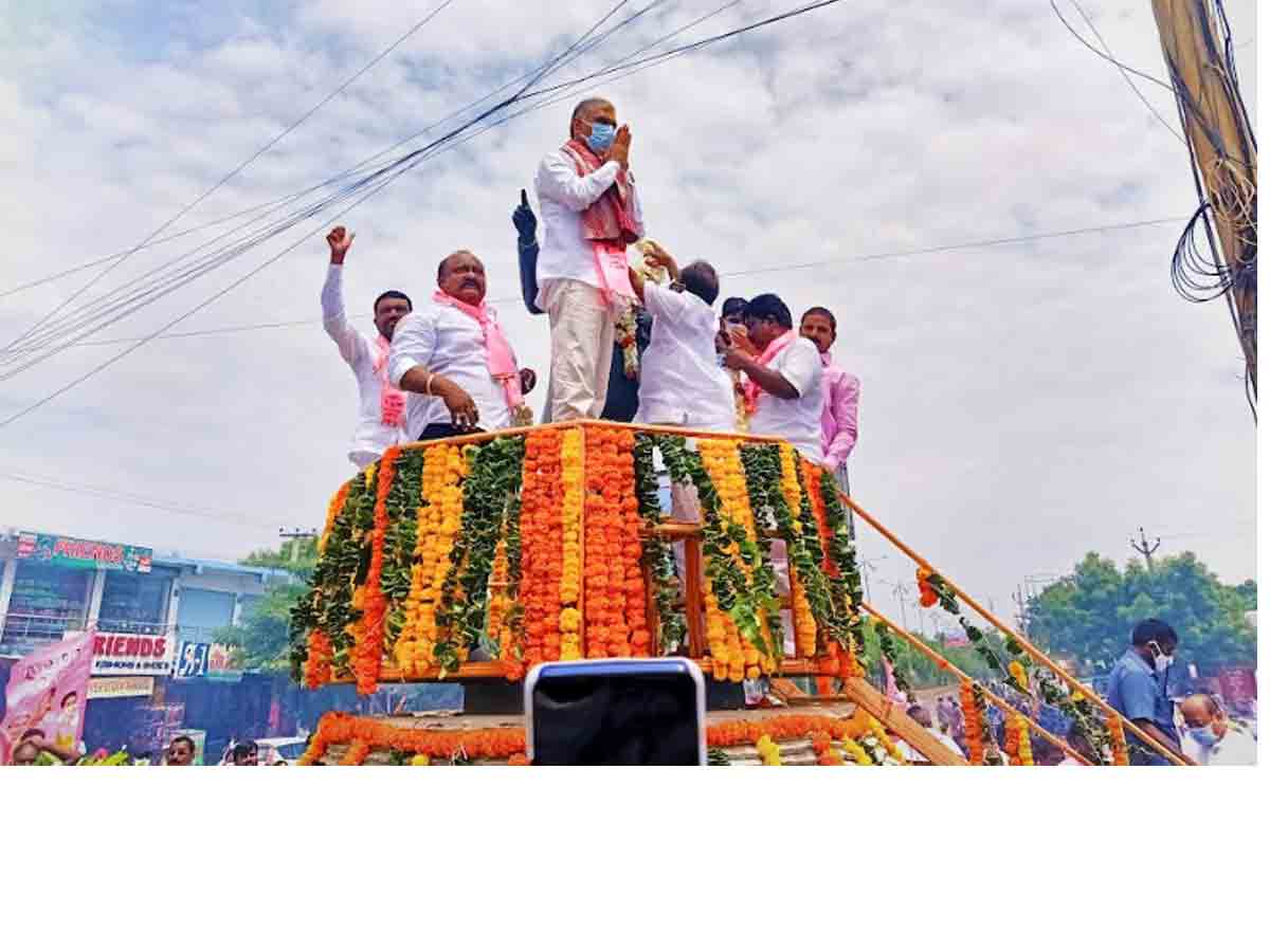 జై తెలంగాణ అంటూ మార్మోగిన హుజూరాబాద్.. హ‌రీష్ రావుకు ఘ‌న‌స్వాగ‌తం