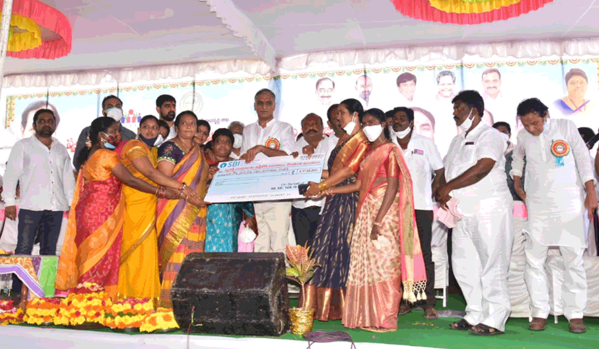 Huzurabad | మ‌హిళా సంఘాల‌కు రూ. 5 కోట్ల వ‌డ్డీ లేని రుణాలు