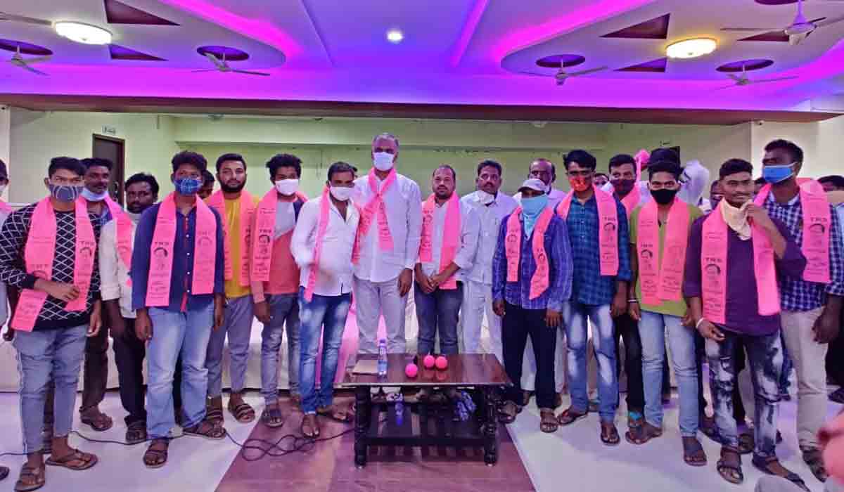 దళితుల ఓట్లను చీల్చేందుకు బీజేపీ, కాంగ్రెస్ చీక‌టి ఒప్పందం : మంత్రి హ‌రీష్ రావు