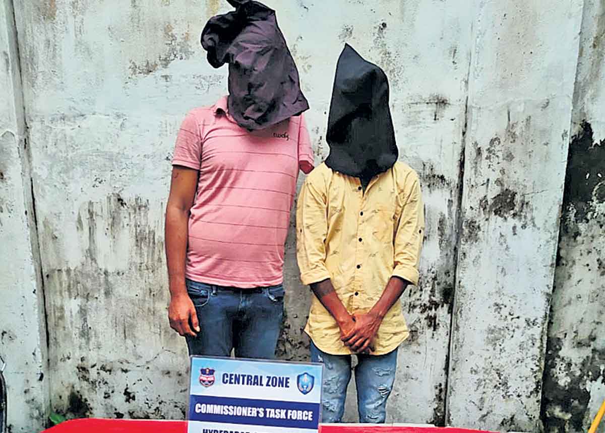 లిక్విడ్‌ గంజాయి విక్రయం.. ఇద్దరు అరెస్ట్‌