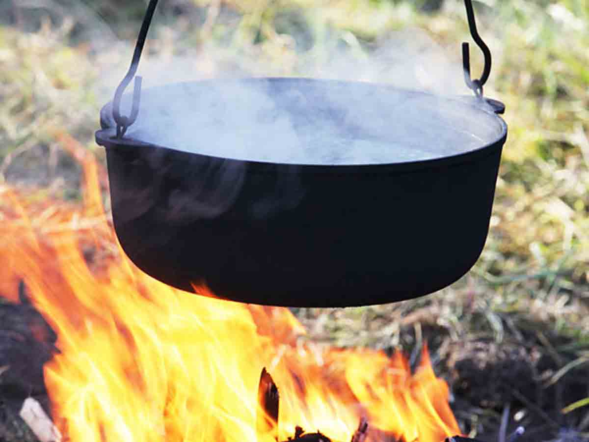 మగబిడ్డను కనలేదని పైశాచికం .. భార్యపై సలసలకాగే నీళ్లు పోసిన భర్త