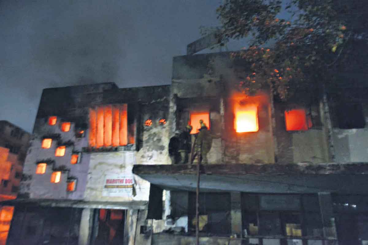 గోడౌన్‌లో అగ్ని ప్రమాదం లక్షల్లో ఆస్తి నష్టం