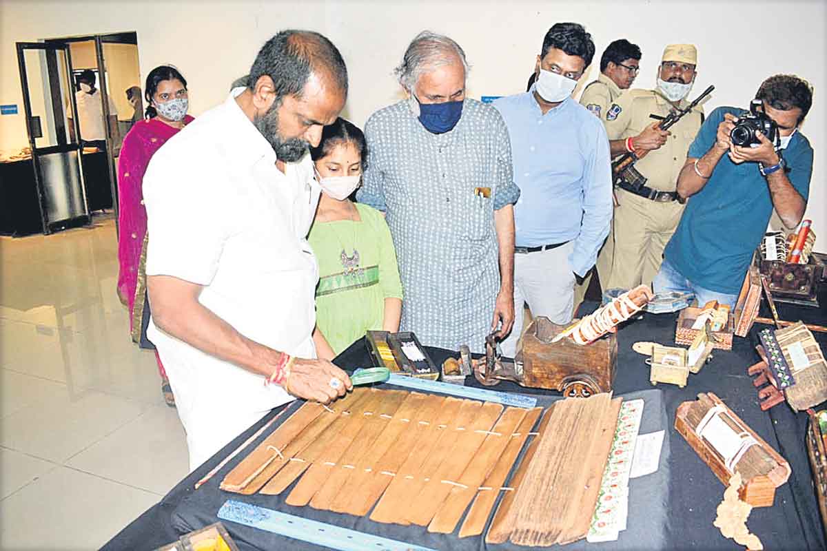 ఆకట్టుకున్న ఆద్య కళారూపాలు