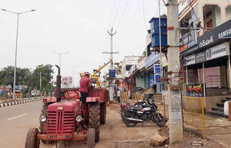 నిబంధనలకు విరుద్ధంగా కరంట్‌ పనులు ములుగు, ఆగస్టు