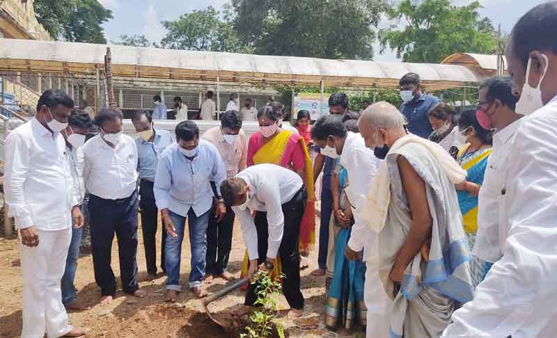 ఆలయంలో పూర్తి కాని పనులు రద్దు