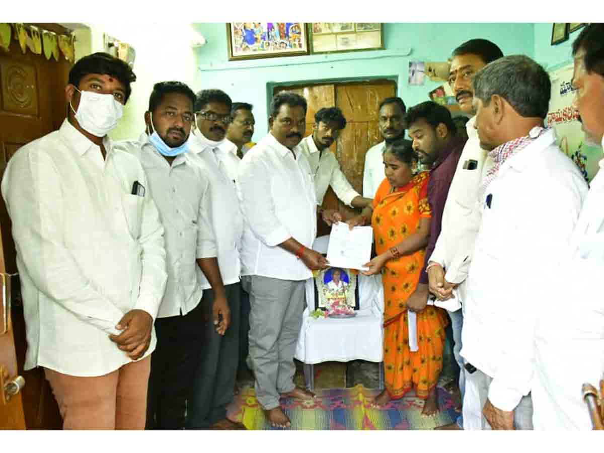 కార్యకర్తలకు అండగా టీఆర్ఎస్ పార్టీ : ఎమ్మెల్యే రవిశంకర్‌