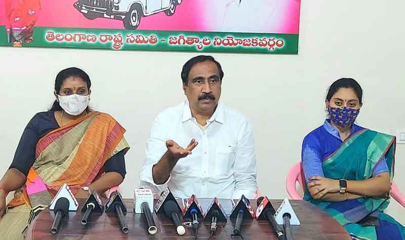 మెడికల్‌ కాలేజీపై కాంగ్రెస్‌ రాద్ధాంతం