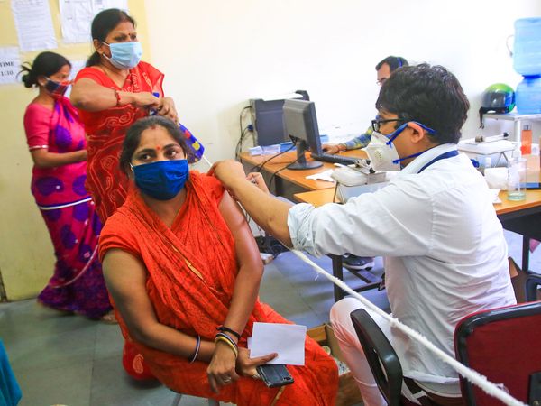 కొవిడ్‌-19 వ్యాక్సినేష‌న్‌లో కీల‌క మైలురాయి!