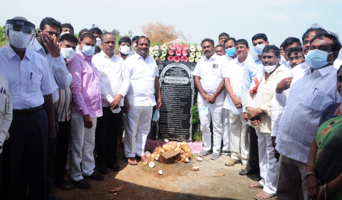 ఆర్య‌వైశ్యుల‌కు ఎక‌రం భూమి, రూ. కోటి.. భ‌వ‌నానికి కొప్పుల శంకుస్థాప‌న‌