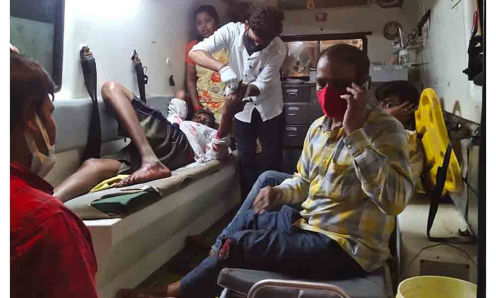 Jogulamba Gadwal : డివైడర్‌ను ఢీకొట్టి బోల్తాపడ్డ ఆర్టీసీ బస్సు..