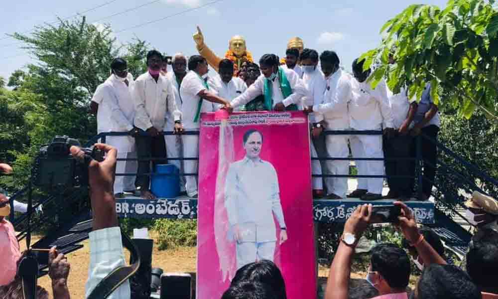 Nallagonda : సీఎం కేసీఆర్‌ చిత్రపటానికి పాలాభిషేకం