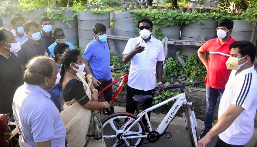 నగరంలో సైకిల్‌పై..