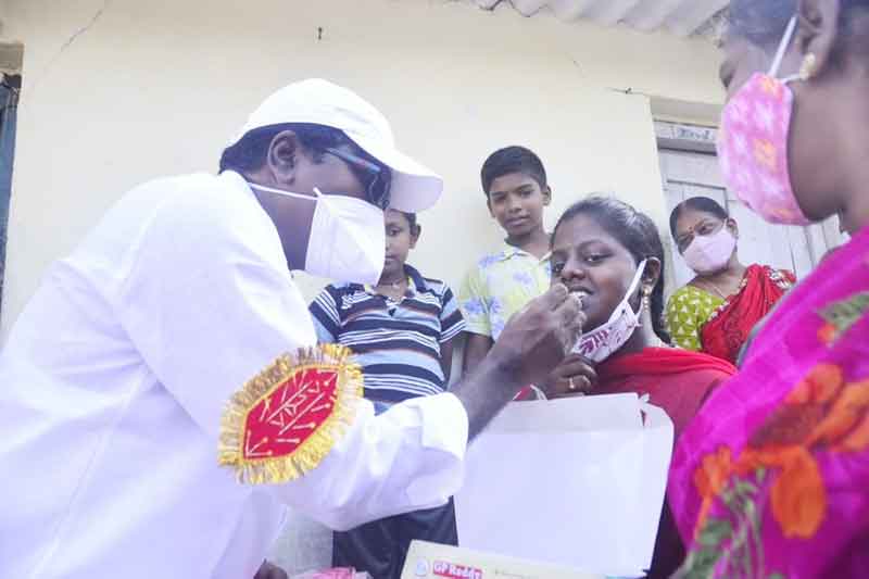 ఇంటింటికెళ్లి.. చెక్కులు అందజేసి..