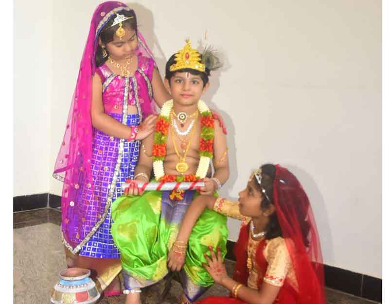 ముకుందా ముకుందా.. కృష్ణా..