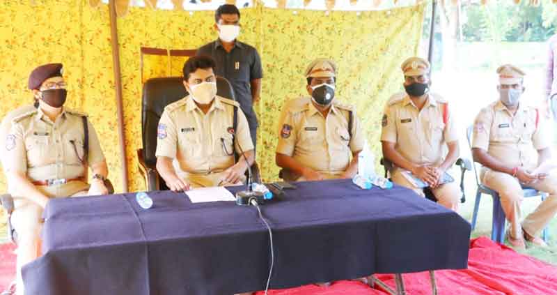 మద్యంలో సైనేడ్‌ కలిపి.. ముగ్గురిని హతమార్చి..