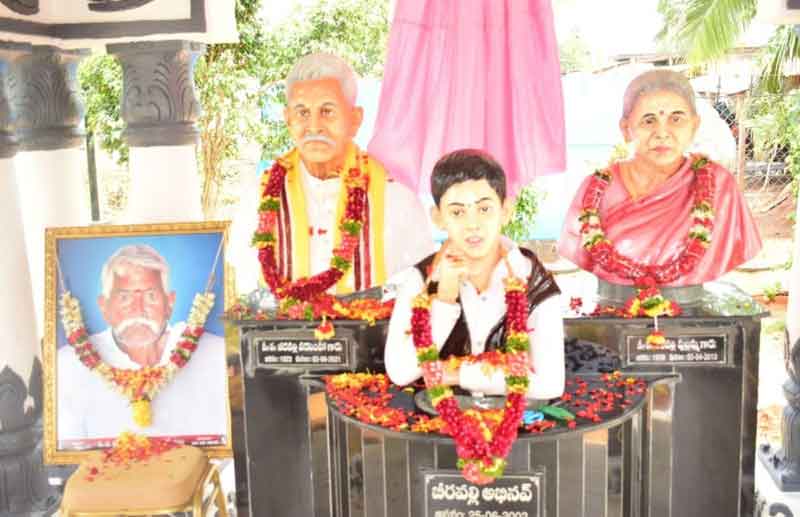 తల్లిదండ్రుల విగ్రహాలకు గుడి