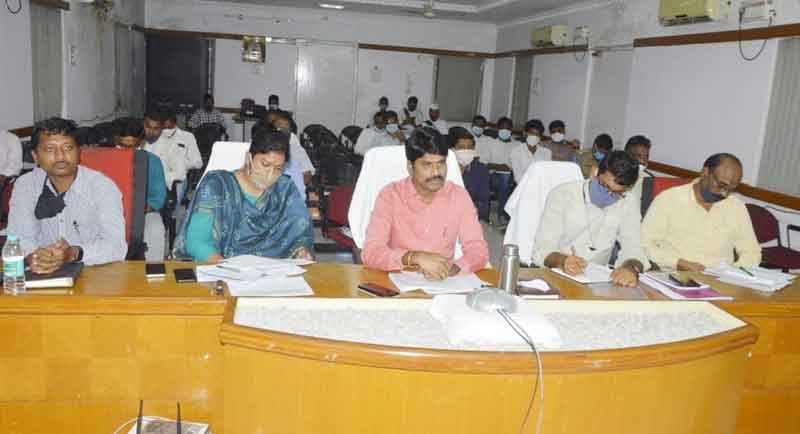 బృహత్‌ పార్కుల్లో ప్లాంటేషన్‌ ప్రారంభించాలి: కలెక్టర్‌