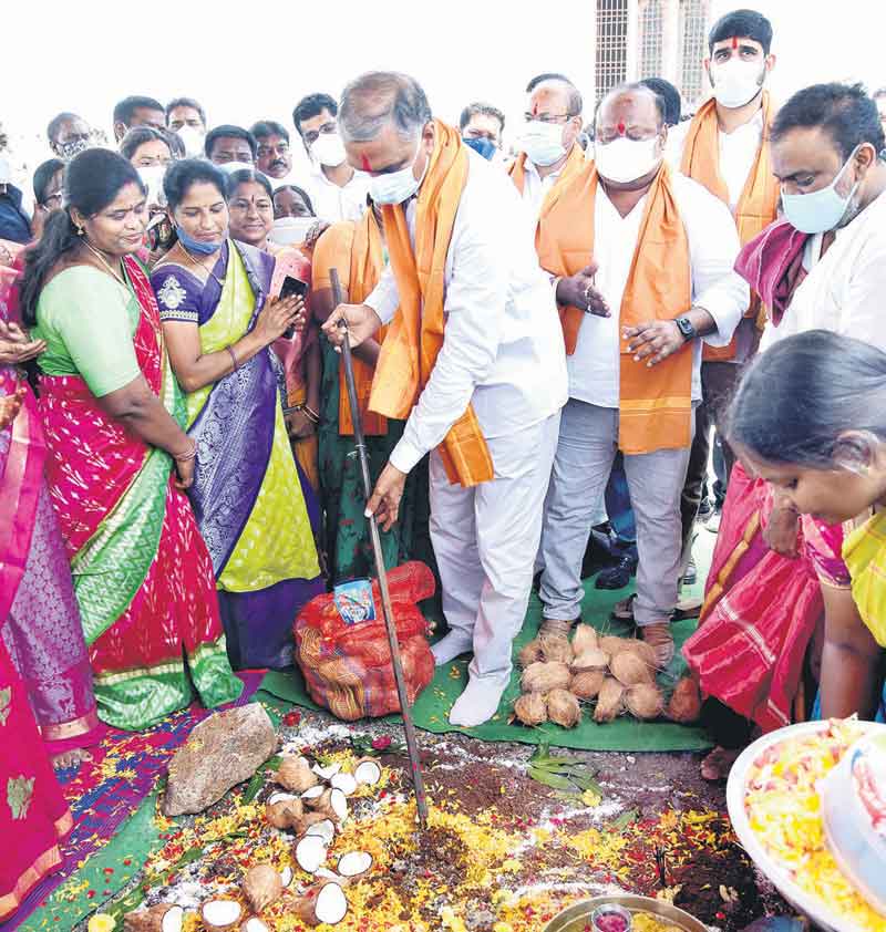 మహిళా సంఘ భవనాలేవి?