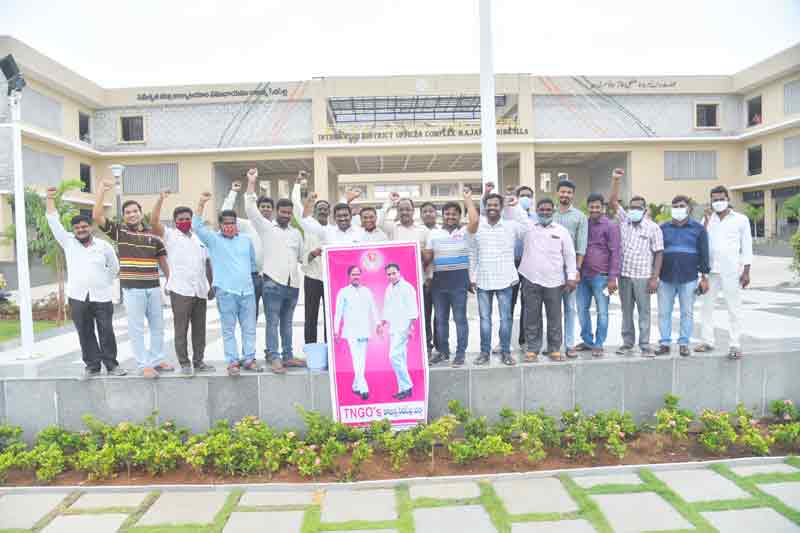 దళిత ఉద్యోగుల దరహాసం