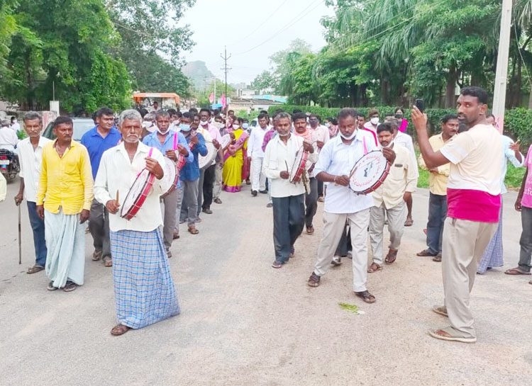 దళితవాడల్లో కోలాహలం