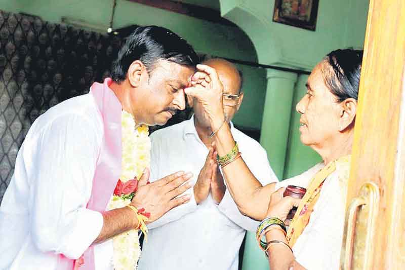 ఆశీర్వదించండి..అభివృద్ధి చేస్తా..